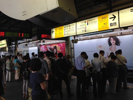 混雑する新宿駅、iPhone 5sが最も快適なキャリアは？