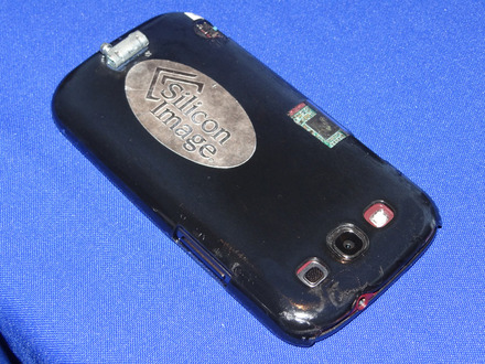 「UltraGig 6400」のチップを組み込んだスマートフォンの試作機