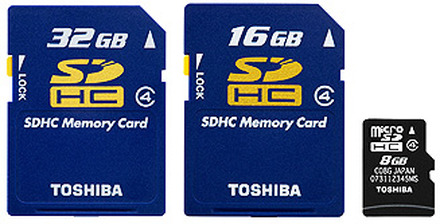 左からSD-HC032GT4、SD-HC016GT4、SD-MH008GA