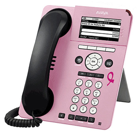 ピンクリボン・フェースプレートを装着したAvaya 9620 IP Telephone