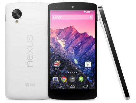 Android 4.4を搭載したスマートフォン「Nexus 5 EM01L」。ホワイトモデルとブラックモデルを用意