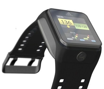 国内で発売される「miCoach SMART RUN」。心拍計、GPS、加速度センサーなどを内蔵