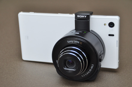 レンズスタイルカメラ“サイバーショット”「DSC-QX10」を装着したところ