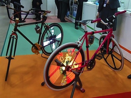 自転車の車輪に広告を載せるという目からウロコの発想だ。後輪にキリンのイラストの残像で描き出されている