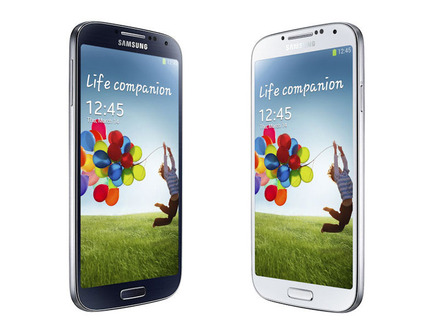 「Galaxy S4」（サムスン製）のグローバルモデル。Android 4.4が提供されるのはGoogle Play Editionモデルとなる