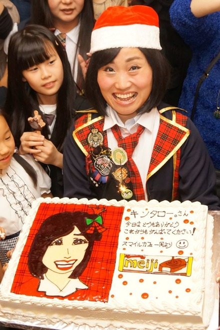 女子会に参加して、似顔絵入りのケーキをプレゼントされたキンタロー。