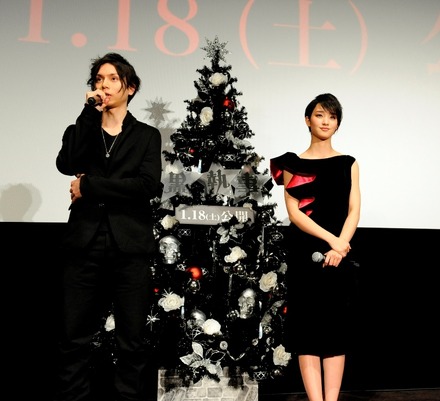 『黒執事』のクリスマスイベントに出席した水嶋ヒロ（左）と剛力彩芽