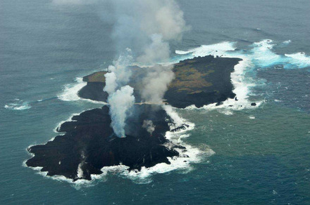 スヌーピーに似ていると話題の新島とつながった西之島