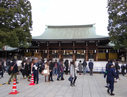 初詣の参拝客で賑わう明治神宮