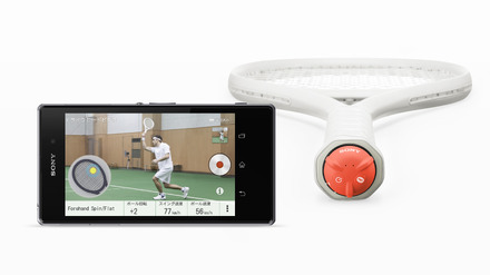 テニスラケットのグリップエンド部に装着して使用するラケット装着型「Smart Tennis Sensor SSE-TN1」。映像との同期も可能