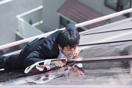 ノースタントでマンションの屋根を登る西島秀俊
