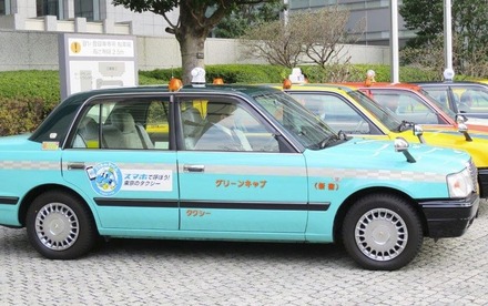 車両に貼られたタッくんのシールが目印