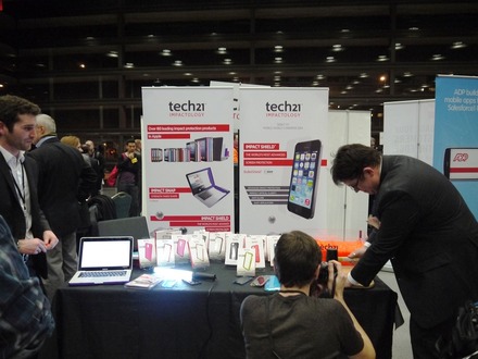 【MWC 2014 Vol.40(動画)】スマホにかかる衝撃を分散・吸収するケースと保護フィルム