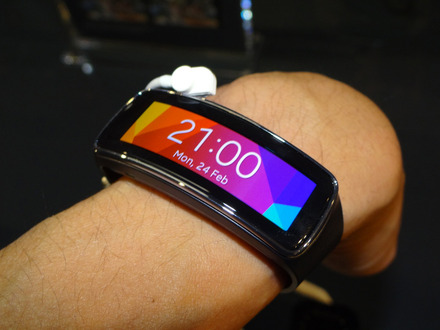 曲面有機EL/Tizen OSを搭載したウェアラブル端末「Gear Fit」