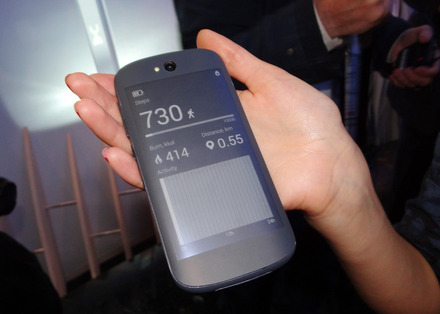 4.7型電子ペーパーディスプレイを搭載した「YotaPhone」の最新モデル