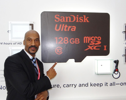 新製品の128GB microSDカードの特徴を解説してくれたSanDisk社のBrian Pridgeon氏