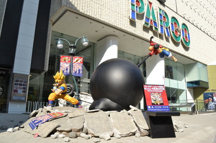渋谷PARCO公園通り広場特設ステージに登場した「悟空 vs ルフィ」巨大フィギュア