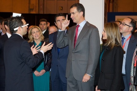 国際ツーリズム展でGoogle Glassを装着するスペインのフェリペ王子（1月、マドリード）　(c) Getty Images