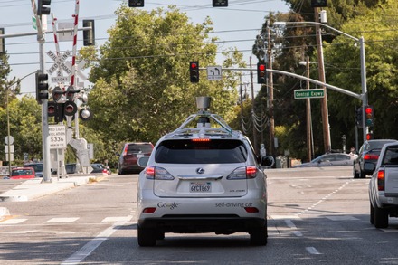 カリフォルニア州マウンテンビュー市を走行するGoogleの自動運転車