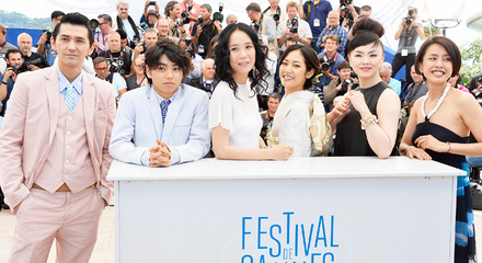 村上虹郎＆吉永淳＆松田美由紀＆村上淳＆渡辺真起子＆河瀬直美（監督）／『2つ目の窓』 in 第67回カンヌ国際映画祭／(C) Getty Images