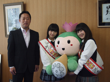 （左から）岩国市・福田市長、AKB48橋本耀、伊豆田莉奈