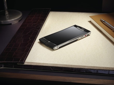 115万円の超高級スマートフォン「Vertu Signature Touch」