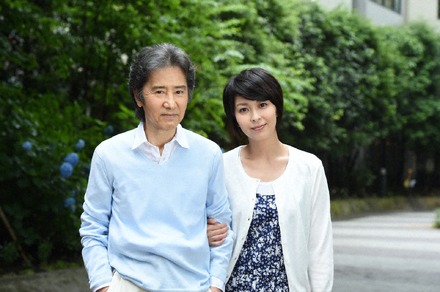 16年ぶりに親子役で共演する田村正和（左）と松たか子
