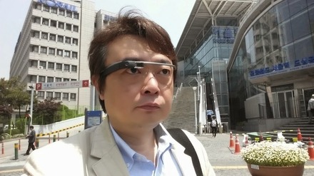 Google Glassを試す筆者