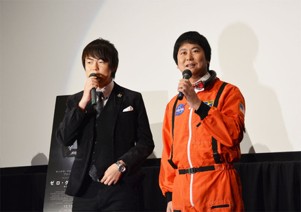 過去受けた批判をネタにした村本大輔(左、資料画像)