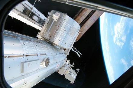 国際宇宙ステーション（ISS）の「きぼう」日本実験棟　(c) JAXA、(c) NASA