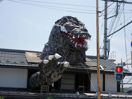 なんだコリャ！民家の屋根を突き破るゴジラが話題