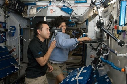 眼の検査を行う星出（左）、ウィリアムズ（右）両宇宙飛行士