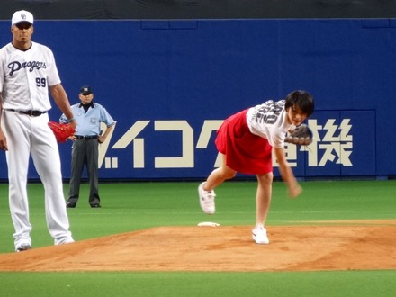 中日ドラゴンズー横浜DeNA戦で始球式を務めた清野菜名