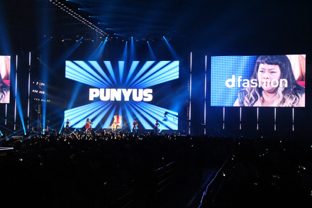 ブランド「PUNYUS」とコラボレーションした、「d fashion」の特設ステージ