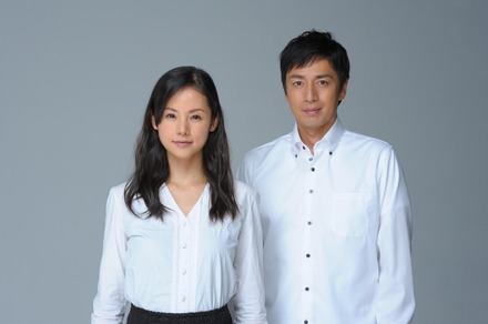 夫婦役を演じる小西真奈美(左)と徳井義実