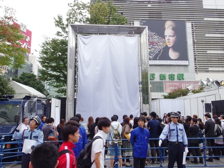 新宿駅前にSMAP降臨！　大パニックのセブン-イレブン新商品試食会