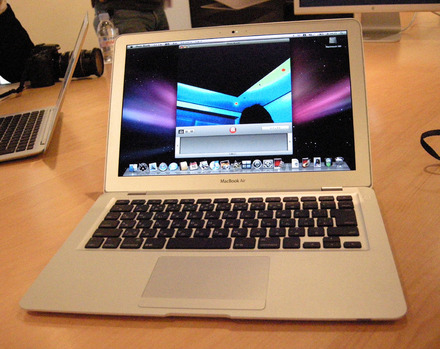 これが実際に見た超薄型ノートPC「MacBook Air」