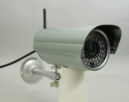 ワイヤレスカメラは太くて短いアンテナが特徴。主に2.4GHz帯の電波を使用する。