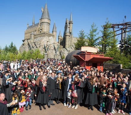 『バタービール』が100万杯      The Wizarding World of Harry Potter Butterbeer and beverage      TM & (C) Warner Bros. Entertainment Inc. Harry Potter Publishing Rights (C) JKR.      (s14)