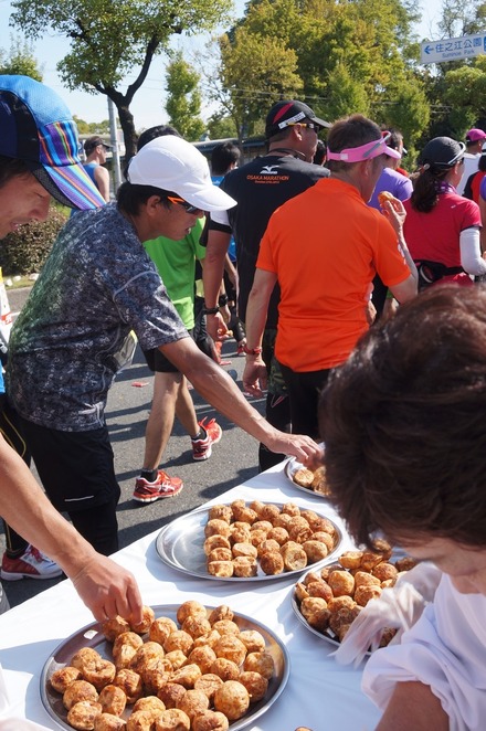 大阪マラソンで、たこ焼き、どら焼き、ラッキョなどが振る舞われた「まいどエイド」