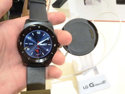 KDDI、丸型画面スマートウォッチ「LG G Watch R」を12月に国内発売