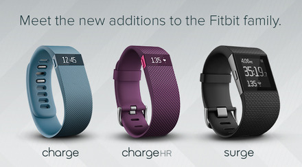 液晶を搭載した「Fitbit Surge」（右）などリストバンド型活動量計3機種