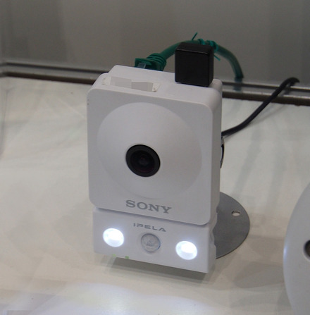 写真はSONYのSNC-CX600W。ワイヤレス接続も可能なHD画質のネットワークカメラだ。