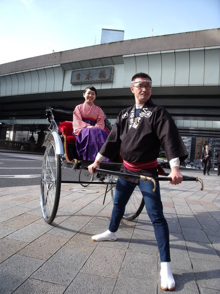 三越日本橋本店／人力車に乗って日本橋界隈をめぐる「日本橋大學街めぐり」（6組限定／税込1万2,000円），おでん、江戸菓子、天ぷら、佃煮、蕎麦、デザートとそれぞれの老舗に立ち寄り、江戸食文化を極める