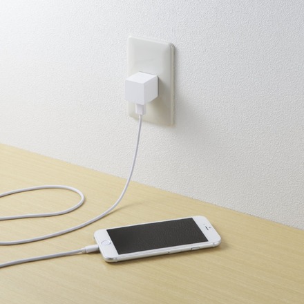 AC電源につないでiPhoneなどを充電