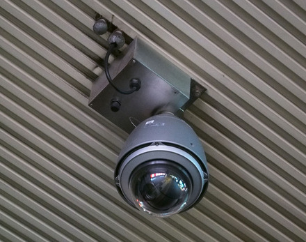 設置後にリモコンでカメラの向きやズームを調整できるドームカメラは工場内の監視に最適といえる。