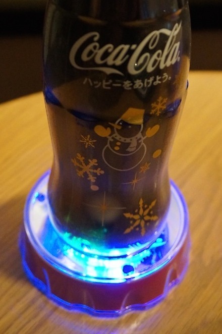 コカ・コーラデザインボトル＆LEDコースター　《撮影　椿山和雄》