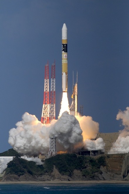 H-IIAロケット25号機の打上げ(10月) (c) MHI/JAXA