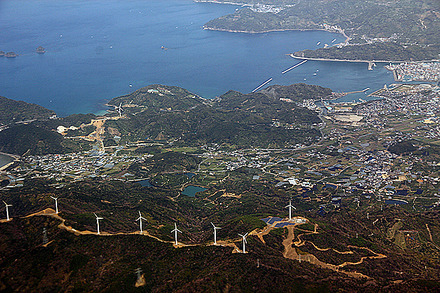 和歌山県広川町の風力発電所や紀伊水道を望む。こうした地域の“いま”も「ロカルわかやま」でチェックできる（photo：大野雅人）