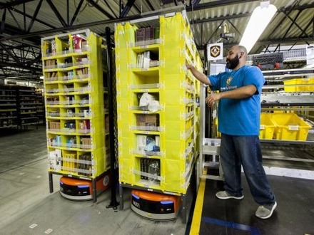 Amazon配送センターで働くロボットたちの映像初公開
